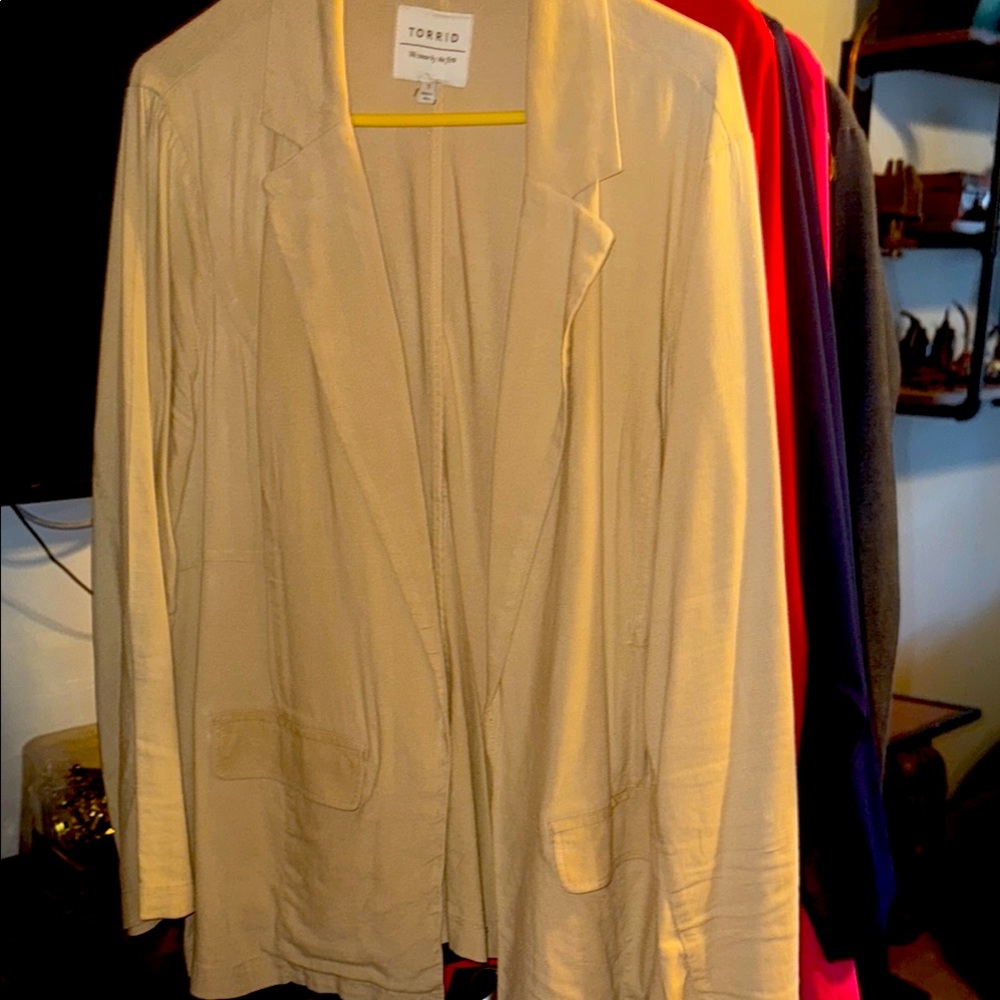 TORRID Studio Women's tan linen summer Blazer SIZE 1 bundle and save!
